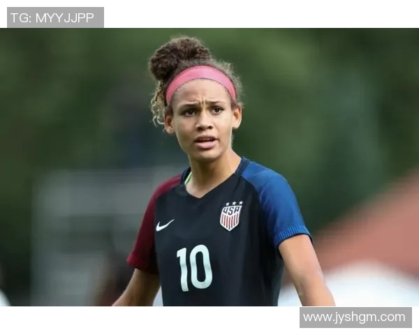 全身纹身的女足球明星展现个性与实力引领运动潮流